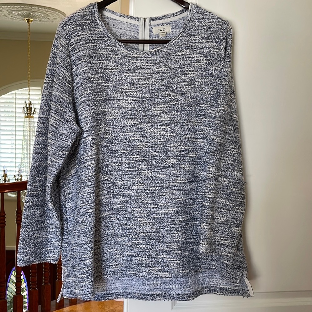 Silver threaded top. Great with leggings. GUC